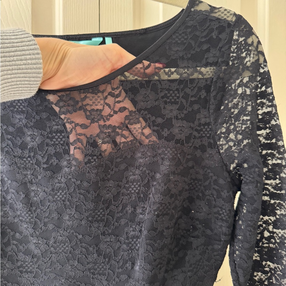 Elegant Black Lace Dress - Picture 2 of 3
